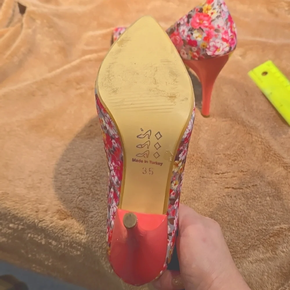 Leather Flowery Heels by Perla by Suli's - Picture 4 of 5